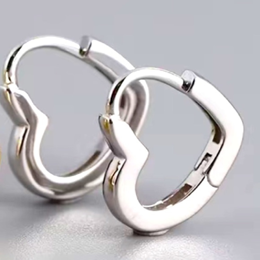 🌟🆕NIP:Silver Heart Huggie Earrings-925 Silver Plated